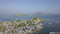 Inilah gambar dari ketinggian Desa Pasir Putih Pulau Messah, Kecamatan Komodo, Manggarai Barat berjarak sekitar sejam dari Labuan Bajo, Nusa Tenggara Timur (Muhammad Zaky Fauzi Azhar/detikcom)