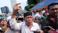 Eggi Sudjana hadir dalam aksi demo di depan gedung Bawaslu.