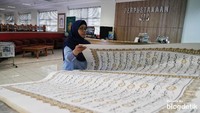 Alquran raksasa itu memiliki berat kurang lebih 100 kilogram. 