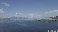 Perairan di sekitar Pulau Komodo terlihat biru dan menyejukkan mata (Muhammad Zaky Fauzi Azhar/detikcom)
