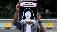 Aksi Kamisan ke 585 kembali digelar di depan Istana Merdeka, Jakarta, Kamis (9/5/2019). Aksi tersebut mengangkat tema peringatan 26 tahun tak terungkapnya kasus Marsinah.