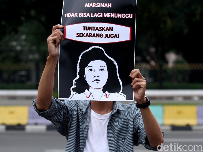 Massa aksi Kamisan membawa poster serta spanduk di depan Istana Merdeka. Kamisan kali ini memperingati 26 tahun kasus Marsinah.