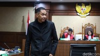 Gita Wirjawan meninggalkan ruang sidang usai memberikan keterangan.