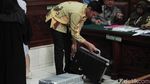 Penampakan Dua Koper Dokumen Bukti Status Tersangka Romahurmuziy