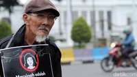 Salah seorang peserta aksi membawa poster memperingati 26 tahun tak terungkapnya kasus Marsinah di aksi Kamisan ke 585 yang diselenggarakan di depan Istana Merdeka, Jakarta.