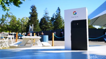 Pada kesempatan kali ini, detikINET unboxing untuk varian Pixel 3a XL warna Just Black. Foto: Agus Tri Haryanto/detikINET
