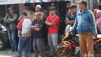 Warga memenuhi lokasi saat Tim Densus mulai olah TKP.