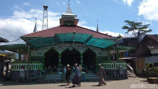 Pondok pesantren sepuh di Masjid Agung Payaman, Secang, Kabupaten Magelang.