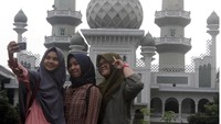 Jelajah Masjid atau mengunjungi tempat-tempat bersejarah juga bisa jadi pilihan menarik untuk menunggu waktu berbuka puasa. Di Malang, Masjid Jamik di Alun-alun Malang, Jawa Timur, ramai dikunjungi warga sebagai tempat ngabuburit. Antara Foto/Ari Bowo Sucipto.