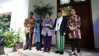 Megawati berjabat tangan dengan Maruf Amin sebelum masuk kedalam rumah untuk melakukan pertemuan secara tertutup.