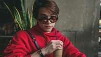 Good day, James terlihat sedang bersantai dengan minuman es kopi susu ditangannya. Terlihat enak dan manis. Foto: Instagram@jamyjamess
