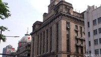 Persis di sebrang gedung-gedung ini juga terdapat lokasi yang bernama The Bund. Tempat ini menjadi lokasi bagi para turis untuk mengambil gambar. Para turis akan disuguhi pemandangan sungai dan persis di sebrangnya terdapat bangunan paling tenar di Shanghai, Pearl Tower.
