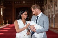 Meghan Markle & Pangeran Harry Langgar 5 Tradisi Kerajaan Saat Kelahiran Anak
