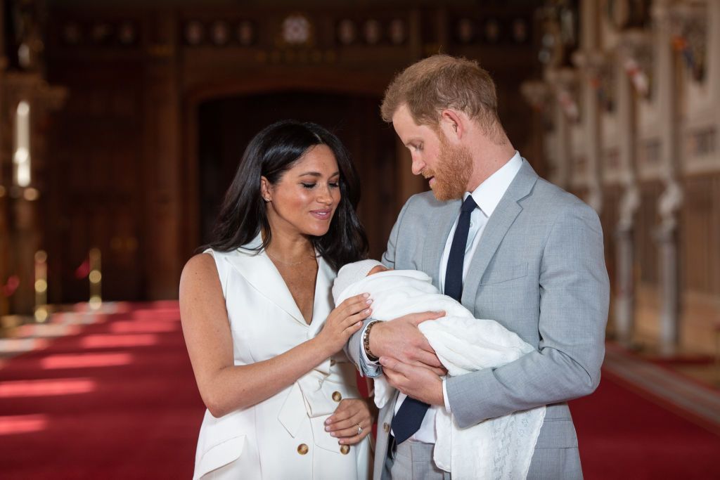 1142167988 WINDSOR, ENGLAND - MAY 08: Prince Harry, Duke of Sussex and Meghan, Duchess of Sussex, pose with their newborn son Prince Archie Harrison Mountbatten-Windsor during a photocall in St George's Hall at Windsor Castle on May 8, 2019 in Windsor, England. The Duchess of Sussex gave birth at 05:26 on Monday 06 May, 2019. (Photo by Dominic Lipinski - WPA Pool/Getty Images)