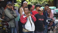 Beberapa warga tampak mengabadikan momen olah TKP dengan gadget mereka.