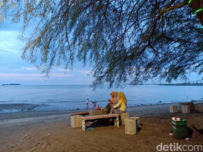 Menikmati Indahnya Pantai Bohai Sambil Menunggu Magrib