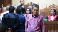 Jaksa KPK mendakwa R Iswahyudi Widodo dan Irwan telah menerima suap karena memperdagangkan perkara. Iswahyudi dan Irwan didakwa dalam kapasitasnya sebagai hakim Pengadilan Negeri Jakarta Selatan (PN Jaksel).