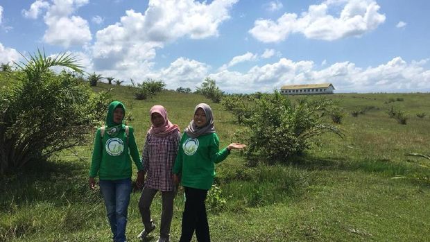 Risma Sakir, Riskka dan Sukma naik motor ke pelosok Polewali Mandar, Sulawesi Barat, untuk memberi bantuan kepada kaum duafa.