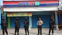 Sejumlah polisi bersenjata api laras panjang dan yang berpakaian preman juga terlihat berjaga-jaga.