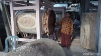 Selain membuat beduk, ia juga membuat kentongan yang dijual satu paket dengan beduk. Namun demikian, ada juga orang yang memesan khusus dibuatkan kentongan.