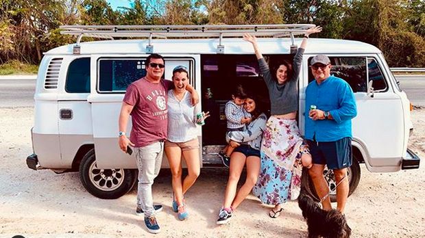 Bond Girl Ana de Armas Senang Road Trip Naik VW Kombi