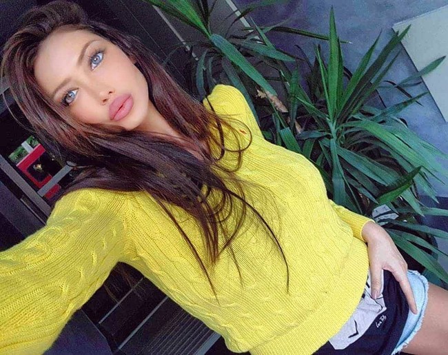 Model berusia 32 tahun ini memegang kunci mobil Ferrari di tangan kirinya. Kunci untuk hubungan yang sukses, begitu keterangan yang ditulis Soraja di akun Instagramnya. Foto: Dok. Instagram, Facebook