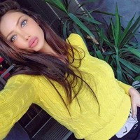 Model berusia 32 tahun ini memegang kunci mobil Ferrari di tangan kirinya. Kunci untuk hubungan yang sukses, begitu keterangan yang ditulis Soraja di akun Instagramnya. Foto: Dok. Instagram, Facebook