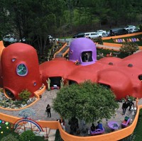 Florence Fang merenovasi rumahnya di kawasan Bay Area, Hillsborough, California, menjadi seperti rumah zaman purba yang terinspirasi dari kartun The Flintstones. Foto: Justin Sullivan/Getty Images