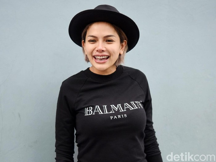 Nikita Mirzani Nikita Mirzani saat ditemui di studio Trans TV.