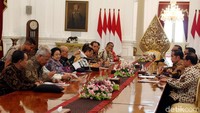 Dalam pertemuan tersebut Jokowi nampak didampingi Mensesneg Pratikno, Seskab Pramono Anung, dan Menko Polhukam Wiranto.