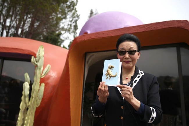 Menurutku dinosaurus itu cantik. Mereka membuat setiap orang tersenyum dan harus tetap di sini, kata Florence, pensiunan dari industri media. Foto: Justin Sullivan/Getty Images