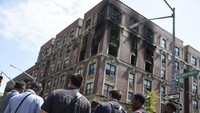 Kebakaran yang terjadi pada Rabu (8/5) dini hari, sekitar pukul 01.40 waktu setempat ini menghanguskan salah satu apartemen yang ada di lantai lima di Harlem, New York. Foto: Twitter/@NYCMayor