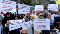 Sejumlah poster turut dibawa oleh para peserta aksi di depan gedung Bawaslu.