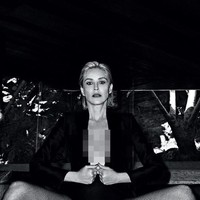 Pada penampilan untuk sampul majalah fashion tersebut, wanita yang dijuluki sebagai simbol seksnya Hollywood itu tampil menggunakan leotard hitam. Foto: dok. Vogue Portugal