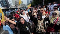 Massa sebelumnya berkumpul di Lapangan Banteng sebelum bergerak menuju Bawaslu.