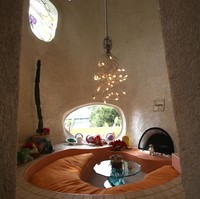 Sementara itu Florence Fang memilih tak bergeming dan akan tetap mempertahankan rumah Flintstone-nya. Ia akan memperjuangkan dengan segala cara supaya rumah dan patung-patung dinosaurusnya tetap berdiri. Foto: Justin Sullivan/Getty Images