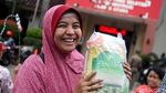 Senyum Cerah Warga Belanja Sembako di Pasar Murah Ramadhan