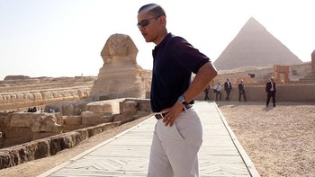 Presiden Obama ketika mengunjungi Piramida Giza. Para arkeolog meyakini ada ribuan pekerja terlatih yang menggunakan perahu untuk menyusuri kanal yang digali sepanjang Sungai Nil. Pelayaran ini bertujuan mengangkut batu kapur. Perahu-perahu ini disatukan oleh tali tebal yang dipilin. Beberapa di antaranya masih dalam kondisi baik saat ditemukan. Foto: Getty Images