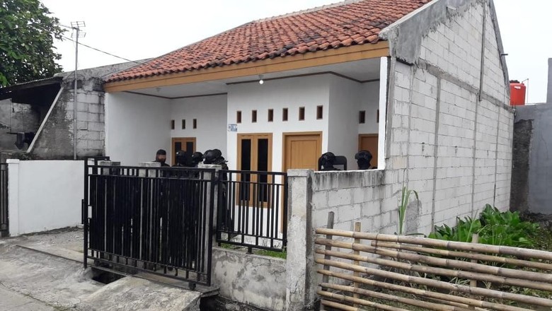 Ini Isi Rumah Terduga Teroris di Bekasi: Pin ISIS hingga Anak Busur Ini Isi Rumah Terduga Teroris di Bekasi: Pin ISIS hingga Anak Busur