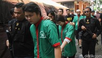 Hingga pada Kamis (2/5) lalu, seorang WNA asal China datang ke Kantor Pos Daan Mogot Jakarta Barat dan mengambil paket tersebut. Petugas kemudian mengamankan tersangka sesaat setelah mengambil paket tersebut.