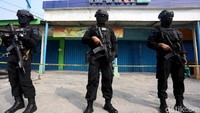 Tim Detasemen Khusus Antiteror 88 Mabes Polri bersiaga di sekitar toko ponsel Wanky Cell.