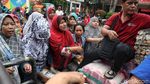 Senyum Cerah Warga Belanja Sembako di Pasar Murah Ramadhan