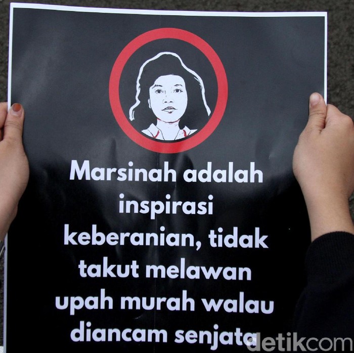Massa aksi Kamisan membawa poster serta spanduk di depan Istana Merdeka. Kamisan kali ini memperingati 26 tahun kasus Marsinah.