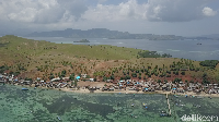 Pekerja pariwisata hanya ada tiga orang, yakni sebagai pemandu wisata (natural guide/ranger) di Loh Buaya, Pulau Rinca, Taman Nasional Komodo (Muhammad Zaky Fauzi Azhar/detikcom)