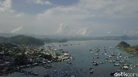 Pulau Komodo dan sekitar jadi pemantik utama pertumbuhan Labuan bajo, Manggarai Barat. Coba lihat kepadatan bangunan dan transportasinya itu kini (Muhammad Zaky Fauzi Azhar/detikcom)