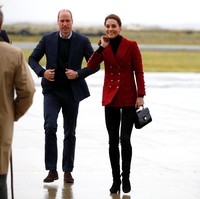 Ketika Kerajaan Inggris merilis foto pertama Pangeran Harry dan Meghan Markle bersama putra pertama mereka, Rabu (8/5/2019), Pangeran William dan Kate Middleton sibuk melakukan kunjungan resmi. Seolah tak ingin merebut atensi di hari yang membahagiakan bagi Meghan dan Harry, William terbang bersama Kate ke Wales. Foto: Getty Images