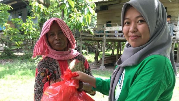Mereka juga memberikan bantuan sembako untuk kaum duafa.