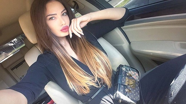 Soraja yang lahir di Serbia memang belum lama ini telah bertunangan dengan seorang pria Rusia kaya yang identitasnya dirahasiakan. Diduga kekasih kayanya itulah yang menghadiahkannya Ferrari. Foto: Dok. Instagram, Facebook