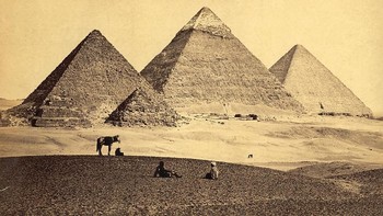 Massa piramida diestimasi 5,9 juta ton dengan sekitar 2,3 juta blok batu. Dengan estiasi itu, jika waktu pembutannya adalah 20 tahun, maka rata-rata tiap jam per hari harus ada 12 blok batu yang ditempatkan untik membangunnya. Foto: Getty Images