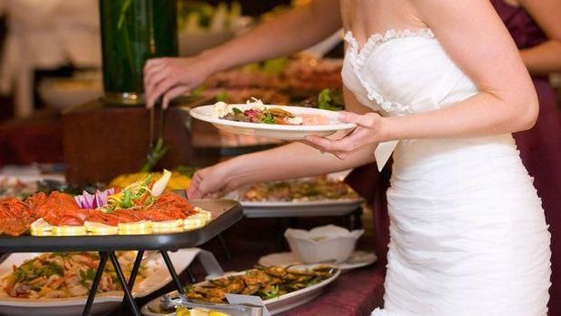 Tak Tahu Diri! Tamu Tak Diundang Bungkus Semua Makanan di Pesta Pernikahan Orang